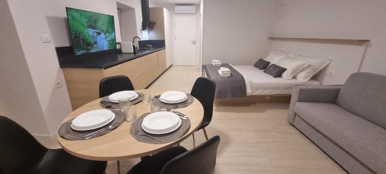 Dea Del Mar Apartments Izola Bagian luar foto