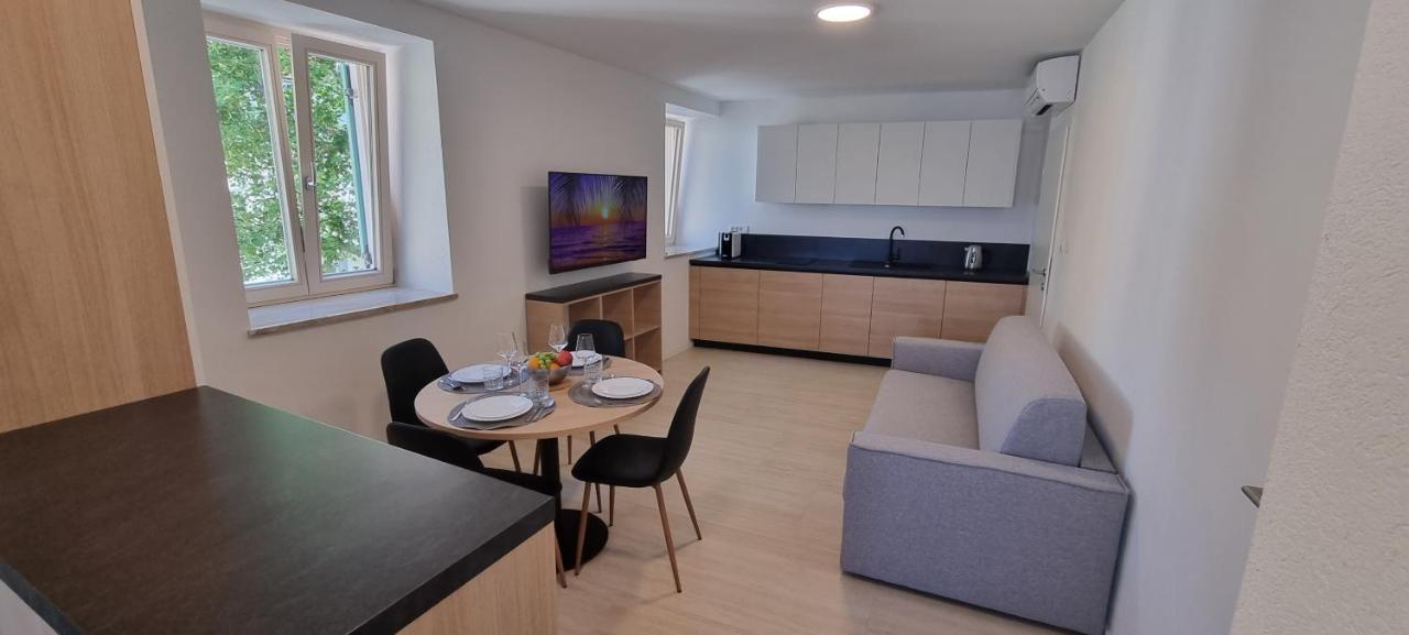 Dea Del Mar Apartments Izola Bagian luar foto